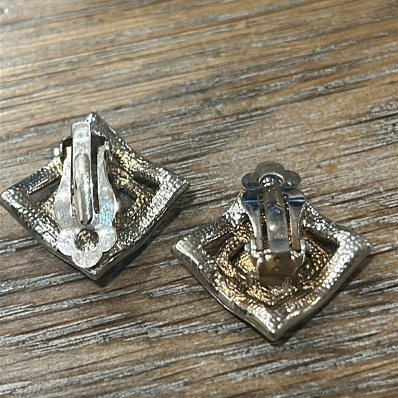 Vintage Clip On Earrings - Picture 5 of 8